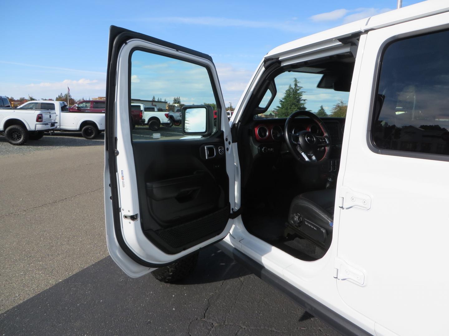 2021 White /BLACK Jeep Wrangler Unlimited Rubicon (1C4HJXFN6MW) with an 2.0L L4 DOHC 16V TURBO engine, automatic transmission, located at 2630 Grass Valley Highway, Auburn, CA, 95603, (530) 508-5100, 38.937893, -121.095482 - Photo#14